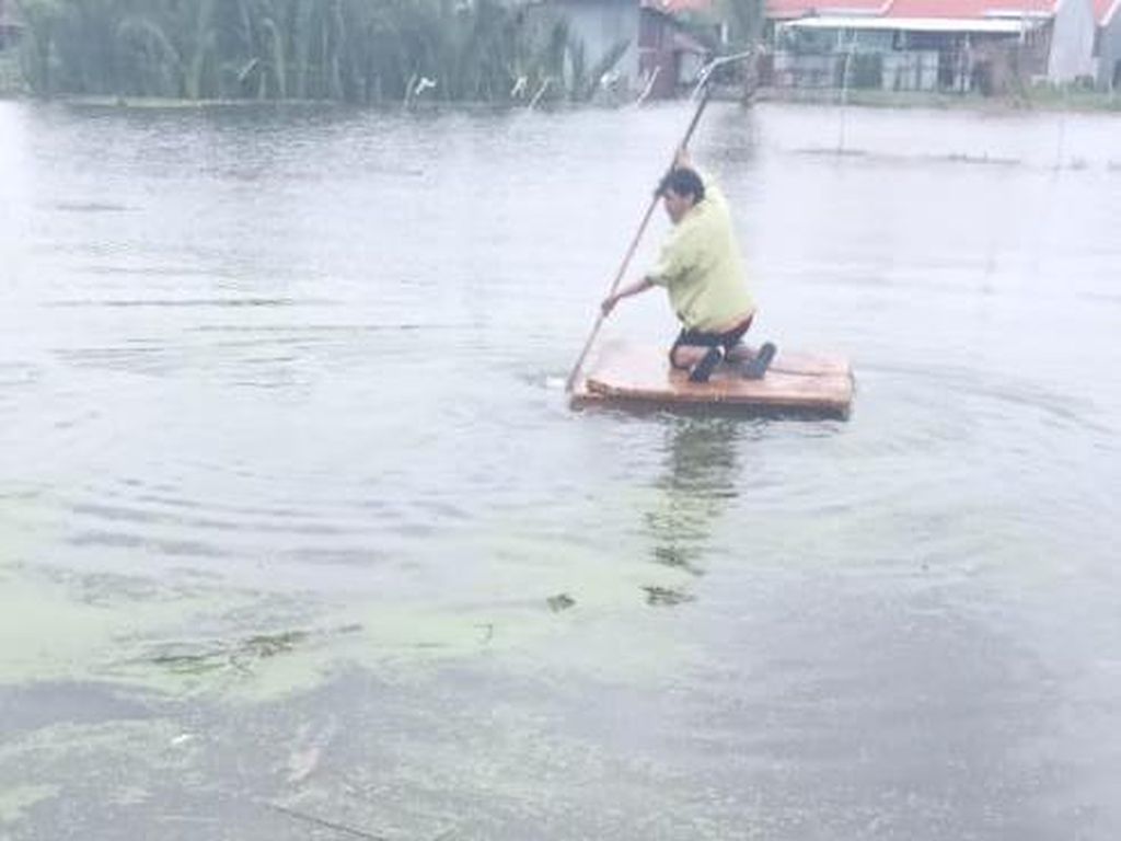 Viral Kurir di Makassar Tembus Banjir Pakai Rakit demi Antar Paket Viral Kurir di Makassar Tembus Banjir Pakai Rakit demi Antar Paket