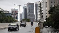 Aksi Berbahaya Pesepeda Gowes di JLNT Casablanca
