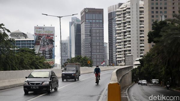 Aksi Berbahaya Pesepeda Gowes di JLNT Casablanca