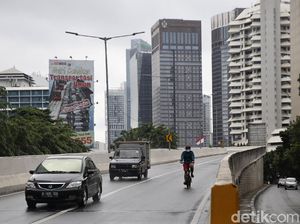 Aksi Berbahaya Pesepeda Gowes di JLNT Casablanca Aksi Berbahaya Pesepeda Gowes di JLNT Casablanca
