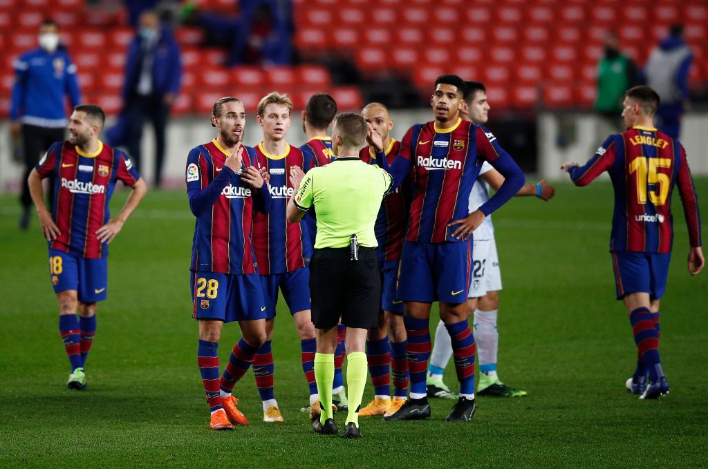 BARCELONA, SPAIN - DECEMBER 19:  Oscar Mingueza, Frenkie de Jong, Martin Braithwaite and Ronald Araujo of Barcelona talk to referee Alejandro Hernández Hernández during the La Liga Santander match between FC Barcelona and Valencia CF at Camp Nou on December 19, 2020 in Barcelona, Spain.Sporting stadiums around Spain remain under strict restrictions due to the Coronavirus Pandemic as Government social distancing laws prohibit fans inside venues resulting in games being played behind closed doors. (Photo by Eric Alonso/Getty Images)