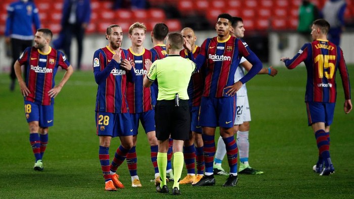 BARCELONA, SPAIN - DECEMBER 19:  Oscar Mingueza, Frenkie de Jong, Martin Braithwaite and Ronald Araujo of Barcelona talk to referee Alejandro Hernández Hernández during the La Liga Santander match between FC Barcelona and Valencia CF at Camp Nou on December 19, 2020 in Barcelona, Spain.Sporting stadiums around Spain remain under strict restrictions due to the Coronavirus Pandemic as Government social distancing laws prohibit fans inside venues resulting in games being played behind closed doors. (Photo by Eric Alonso/Getty Images)