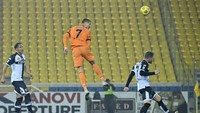 Ronaldo melompat sedemikian tinggi saat menyambut umpan Morata. (Foto: AFP/ALBERTO PIZZOLI)