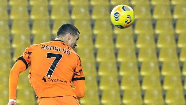 Foto: Bukan Burung, Bukan Pesawat... Ini Ronaldo Lagi Terbang