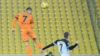 CR7 menang telak dalam duel nomor 7 versus pemain nomor tujuh Parma, Ricardo Gagliolo. (Foto: AFP/ALBERTO PIZZOLI)