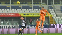 Cristiano Ronaldo terbang ketika mencetak gol kedua Juventus ke gawang Parma. (Foto: Getty Images/Alessandro Sabattini)