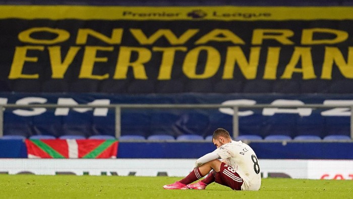 LIVERPOOL, ENGLAND - DECEMBER 19:  Dani Ceballos of Arsenal looks dejected following his sides defeat in the Premier League match between Everton and Arsenal at Goodison Park on December 19, 2020 in Liverpool, England. A limited number of fans (2000) are welcomed back to stadiums to watch elite football across England. This was following easing of restrictions on spectators in tiers one and two areas only. (Photo by Jon Super - Pool/Getty Images)