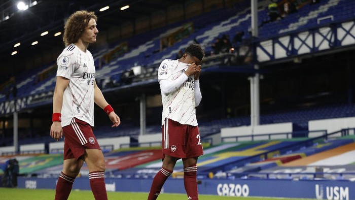 LIVERPOOL, ENGLAND - DECEMBER 19:  David Luiz of Arsenal and Joe Willock of Arsenal look dejected following their teams defeat in the Premier League match between Everton and Arsenal at Goodison Park on December 19, 2020 in Liverpool, England. A limited number of fans (2000) are welcomed back to stadiums to watch elite football across England. This was following easing of restrictions on spectators in tiers one and two areas only. (Photo by Clive Brunskill/Getty Images)