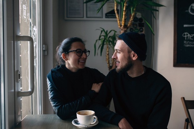 Salah satu tanda yang paling jelas bahwa mereka masih mempertahankan perasaannya terhadap kamu adalah saat mereka tertarik dengan status kamu saat ini.