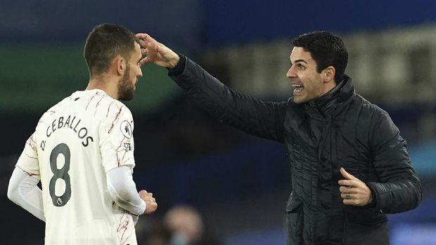Arsenal manager Mikel Arteta gives instructions to Dani Ceballos, left, from the touchline during the English Premier League soccer match between Everton and Arsenal at Goodison Park in Liverpool, England, Saturday, Dec. 19, 2020. (AP Photo/Jon Super, Pool)