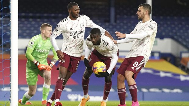 Arsenal's Nicolas Pepe, second right, celebrates after scoring his side's opening goal during the English Premier League soccer match between Everton and Arsenal at Goodison Park in Liverpool, England, Saturday, Dec. 19, 2020. (AP Photo/Jon Super, Pool)