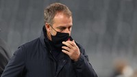 Di masa pandemi, Hansi Flick membawa Bayern merajai dunia. Ia bisa membawa Die Roten juara Bundesliga, juga memenangi banyak gelar kejuaraan, termasuk mengalahkan Borussia Dortmund di Piala Super Jerman. (Foto: Friedemann Vogel - Pool/Getty Im/Pool)