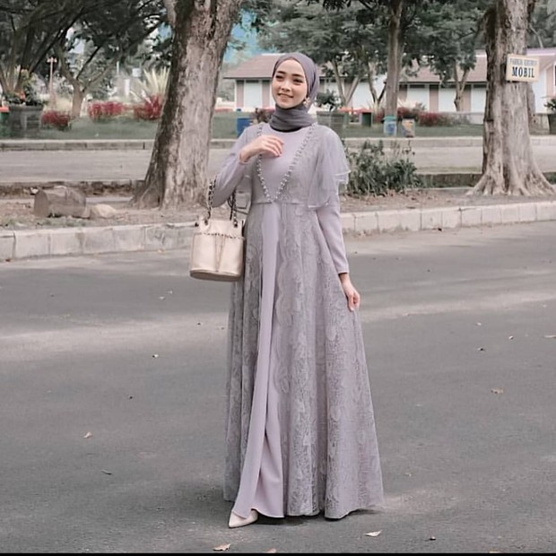 Inspirasi Dress Kebaya Cantik/sumber: www.instagram.com/inspirasi_kebaya/ Inspirasi dress kebaya cantik warna abu-abu.