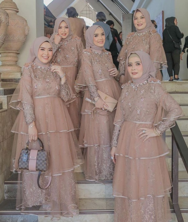 Inspirasi Dress Kebaya Cantik/sumber: www.instagram.com/inspirasi_kebaya/ Inspirasi dress kebaya cantik warna earth tone.