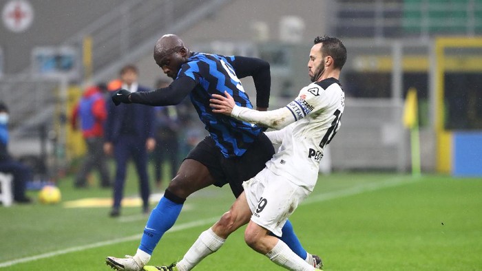MILAN, ITALY - DECEMBER 20: Romelu Lukaku of Internazionale battles for possession with Claudio Terzi of Spezia during the Serie A match between FC Internazionale and Spezia Calcio at Stadio Giuseppe Meazza on December 20, 2020 in Milan, Italy. Sporting stadiums around Italy remain under strict restrictions due to the Coronavirus Pandemic as Government social distancing laws prohibit fans inside venues resulting in games being played behind closed doors. (Photo by Marco Luzzani/Getty Images)