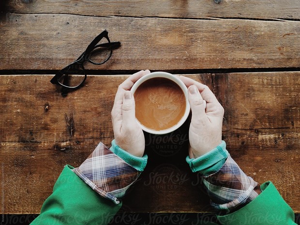 Minuman berkafein dapat meningkatkan rasa nyeri pada payudara selama menstruasi.