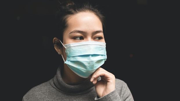 Ilustrasi wanita menggunakan masker