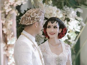7 Inspirasi Baju Pengantin Adat Jawa dari Pernikahan Artis Indonesia 7 Inspirasi Baju Pengantin Adat Jawa dari Pernikahan Artis Indonesia