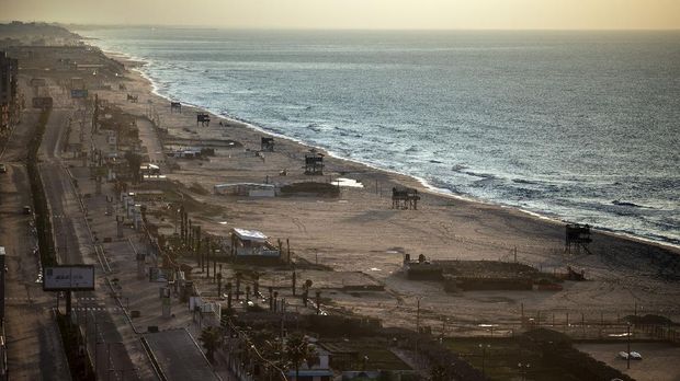 A picture shows the empty beach during a weekend lockdown to contain the coronavirus pandemic in Gaza City, Friday, Dec. 18, 2020. (AP Photo/Khalil Hamra)