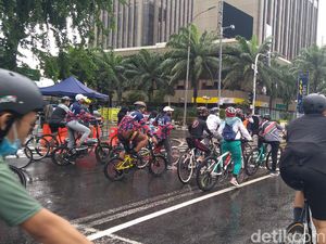 Sempat Hujan, Kawasan Patung Kuda Jakarta Ramai Warga Bersepeda Pagi Ini