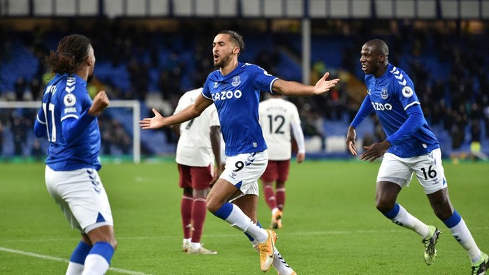 LIVERPOOL, ENGLAND - DECEMBER 19:  Dominic Calvert-Lewin of Everton celebrates with teammates Alex Iwobi and Abdoulaye Doucoure after his teams first goal, an own goal by Rob Holding of Arsenal (not pictured)  during the Premier League match between Everton and Arsenal at Goodison Park on December 19, 2020 in Liverpool, England. A limited number of fans (2000) are welcomed back to stadiums to watch elite football across England. This was following easing of restrictions on spectators in tiers one and two areas only. (Photo by Peter Powell -