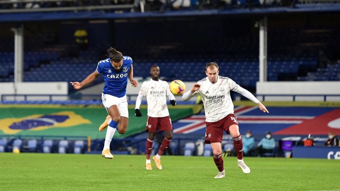 LIVERPOOL, ENGLAND - DECEMBER 19:  Dominic Calvert-Lewin of Everton headers a shot, which is then deflected in by Rob Holding of Arsenal, for Evertons first goal during the Premier League match between Everton and Arsenal at Goodison Park on December 19, 2020 in Liverpool, England. A limited number of fans (2000) are welcomed back to stadiums to watch elite football across England. This was following easing of restrictions on spectators in tiers one and two areas only. (Photo by Peter Powell -