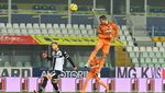 Foto: Bukan Burung, Bukan Pesawat... Ini Ronaldo Lagi Terbang