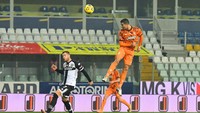 Tak sekadar melompat, ia pun bagaikan melayang di udara. Seperti sedang terbang saja! (Foto: Getty Images/Alessandro Sabattini)