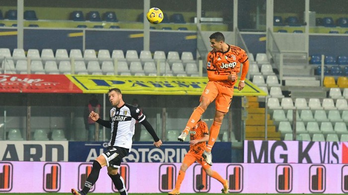 PARMA, ITALY - DECEMBER 19:  Cristiano Ronaldo of Juventus F.C.  scores their teams second goal during the Serie A match between Parma Calcio and Juventus at Stadio Ennio Tardini on December 19, 2020 in Parma, Italy. Sporting stadiums around Italy  remain under strict restrictions due to the Coronavirus Pandemic as Government social distancing laws prohibit fans inside venues resulting in games being played behind closed doors. (Photo by Alessandro Sabattini/Getty Images)
