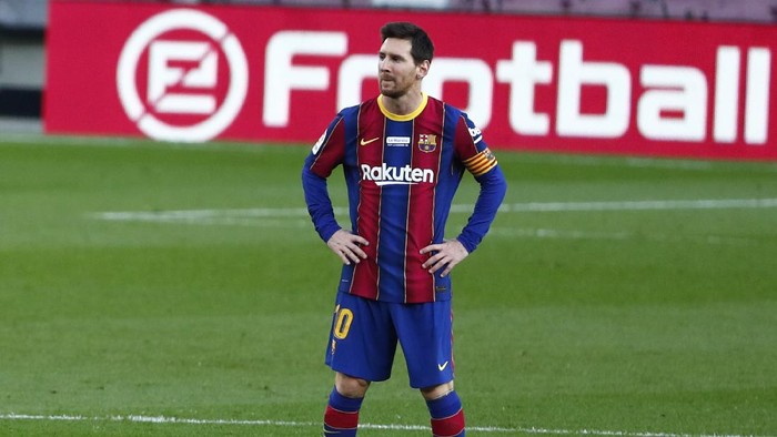 lionel messi barcelona valencia barcelona vs valencia laliga liga spanyol Barcelona's Lionel Messi waits in the centre circle to restart the match after Valencia scored the opening goal of the game during the Spanish La Liga soccer match between Barcelona and Valencia at the Camp Nou stadium in Barcelona, Spain, Saturday, Dec. 19, 2020. (AP Photo/Joan Monfort)