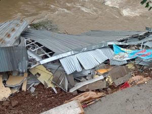 Detik-detik 4 Kios Pasar di Sukabumi Ambruk Masuk ke Sungai