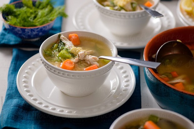 Kuah sup ayam yang panas itulah memberikan efek hangat untuk tubuh kita.