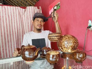 Pandemi COVID-19, Usaha Batok Kelapa Pria Ponorogo Ini Justru Laris Manis