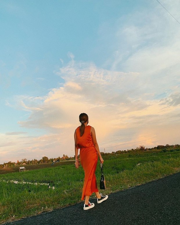 Melody Amadea terlihat berjalan santai di jalanan sunyi/instagram.com/melodyamadeas