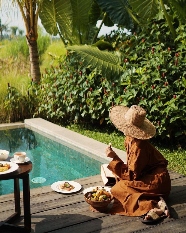 Melody Amadea menikmati sarapan di pinggir kolam renang/instagram.com/melodyamadeas