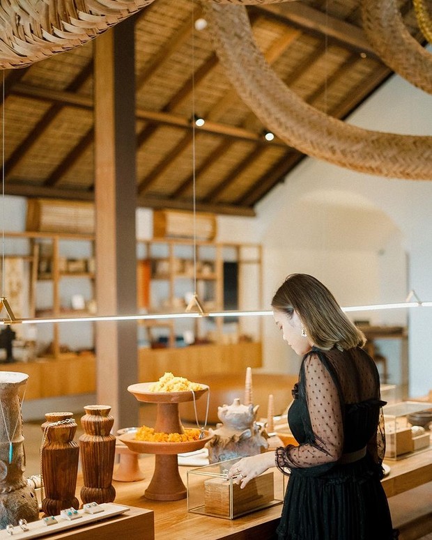 Melody Amadea berbelanja barang etnik di Seminyak store/instagram.com/melodyamadeas