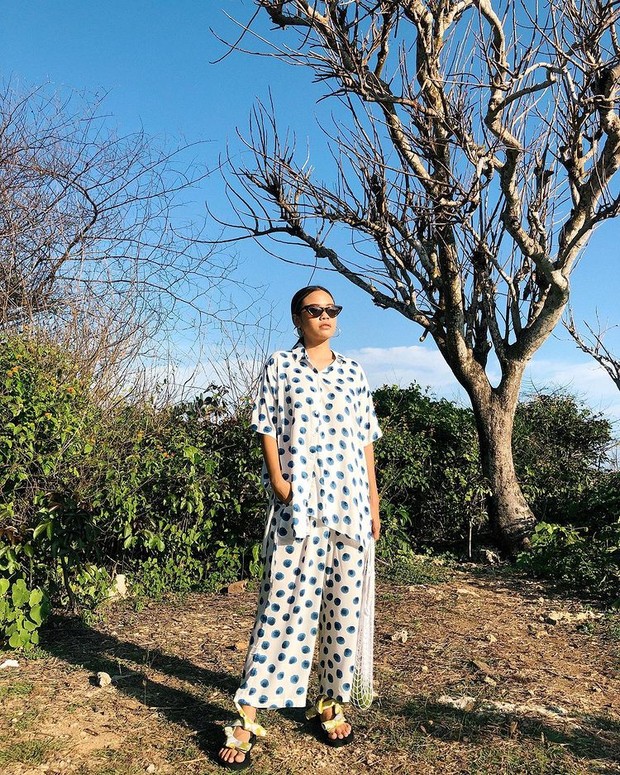 Melody Amadea sedang menunggu sunset jingga sore hari/instagram.com/melodyamadeas