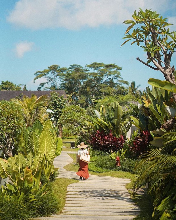 Melody Amadea menyusuri area resort yang indah/instagram.com/melodyamadeas