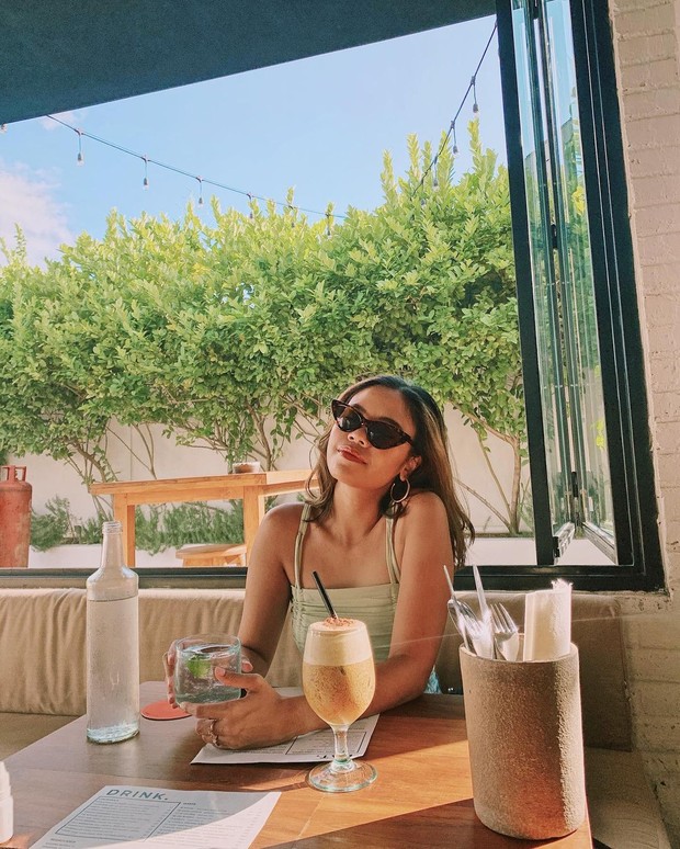 Melody Amadea nongkrong di sebuah cafe di Bali/instagram.com/melodyamadeas
