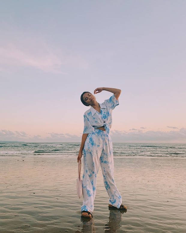 Melody Amadea menikmati suasana pantai bahari yang begitu indah di Bali/instagram.com/melodyamadeas