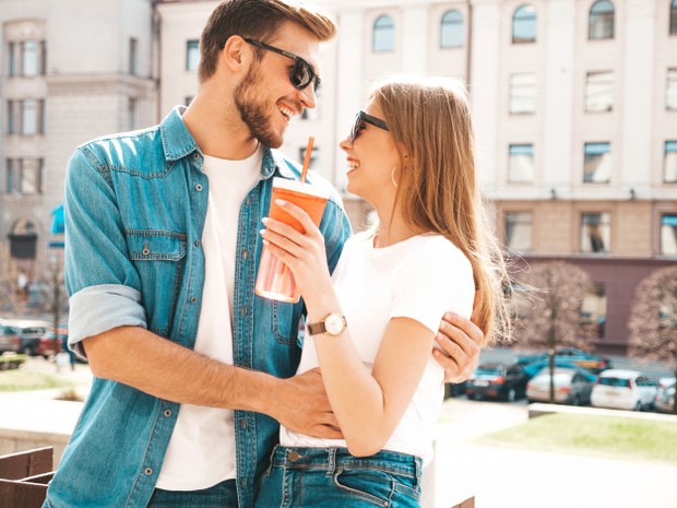 menaruh respect lebih menjadi alasan kuat mengapa jatuh cinta dengan pria lebih muda bukanlah hal yang salah/freepik.com