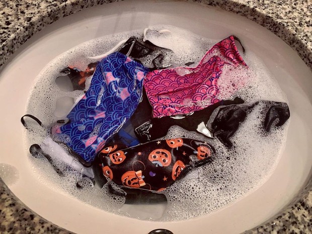 Merendam masker kain/Sumber:instagram.com/nickspiros