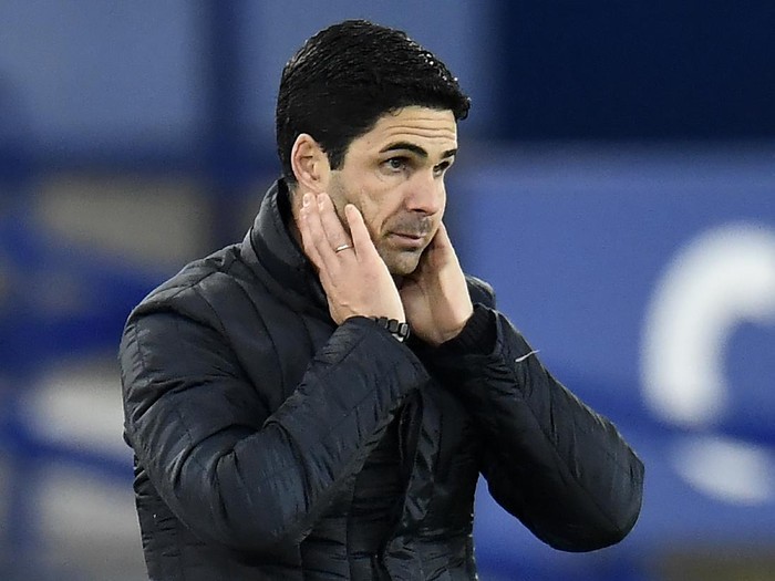 LIVERPOOL, ENGLAND - DECEMBER 19:  Mikel Arteta, Manager of Arsenal looks dejected during the Premier League match between Everton and Arsenal at Goodison Park on December 19, 2020 in Liverpool, England. A limited number of fans (2000) are welcomed back to stadiums to watch elite football across England. This was following easing of restrictions on spectators in tiers one and two areas only. (Photo by Peter Powell -