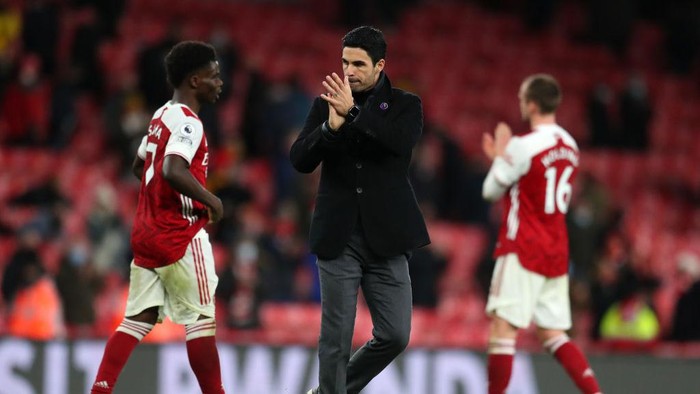 LONDON, ENGLAND - DECEMBER 13: Mikel Arteta, Manager of Arsenal acknowledges the fans following the Premier League match between Arsenal and Burnley at Emirates Stadium on December 13, 2020 in London, England. A limited number of spectators (2000) are welcomed back to stadiums to watch elite football across England. This was following easing of restrictions on spectators in tiers one and two areas only. (Photo by Catherine Ivill/Getty Images )
