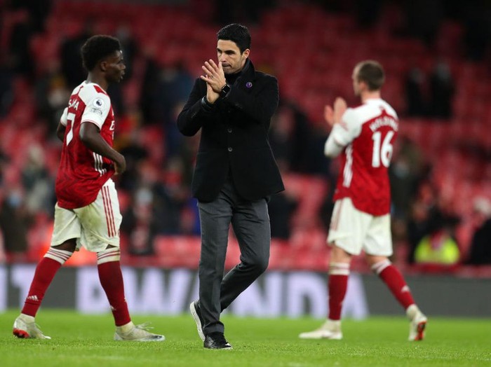LONDON, ENGLAND - DECEMBER 13: Mikel Arteta, Manager of Arsenal acknowledges the fans following the Premier League match between Arsenal and Burnley at Emirates Stadium on December 13, 2020 in London, England. A limited number of spectators (2000) are welcomed back to stadiums to watch elite football across England. This was following easing of restrictions on spectators in tiers one and two areas only. (Photo by Catherine Ivill/Getty Images )