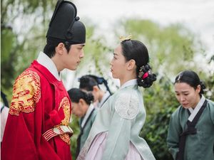 8 Fakta Kim Jung Hyun, Raja di Drakor Mr.Queen yang Ciumannya Bikin Heboh 8 Fakta Kim Jung Hyun, Raja di Drakor Mr.Queen yang Ciumannya Bikin Heboh