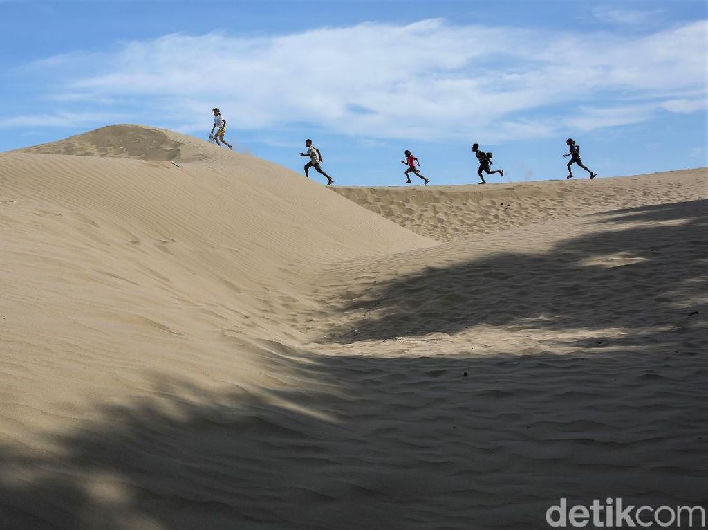 Bukan di Gurun Sahara, Ini Hamparan Pasir di Pantai Oetune di NTT Bukan di Gurun Sahara, Ini Hamparan Pasir di Pantai Oetune di NTT