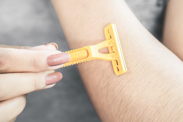 Saat kamu melakukan waxing atau mencukur, hal ini dapat mendorong rambut untuk tumbuh kembali secara miring.