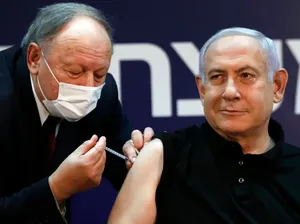 Disiarkan di TV, PM Israel Disuntik Vaksin Corona Pfizer BioNTech
