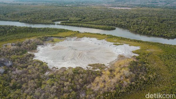 Pesona Bukit Lumpur Masin Lulik yang Magis nan Eksotis